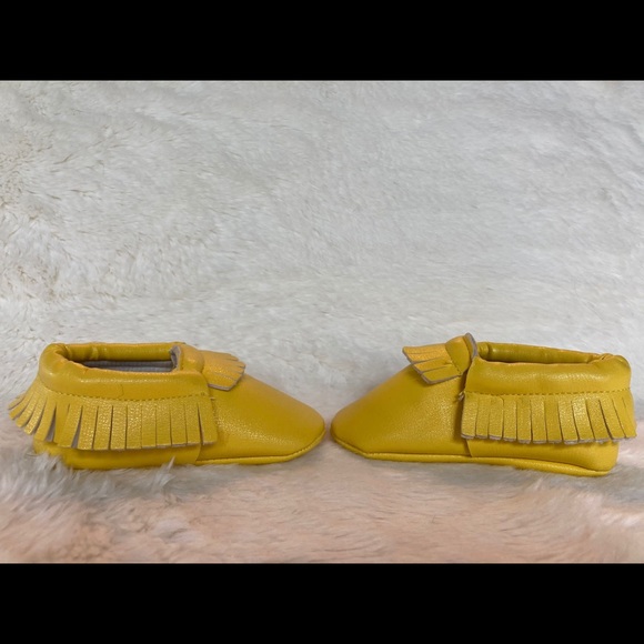 Yellow baby moccasins - Picture 4 of 5